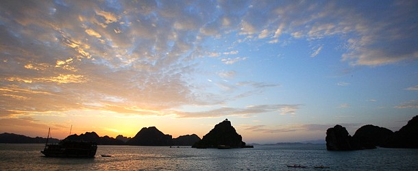 halong-beautiful-sunset